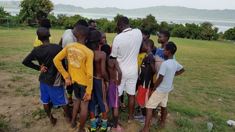 Yaw mit Kindern Fußballplatz